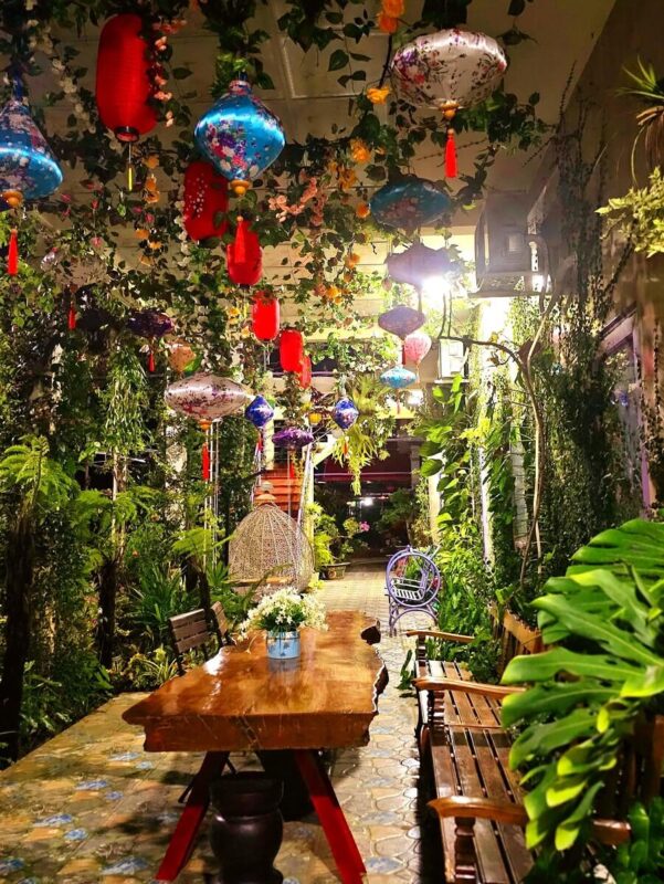 Không gian sân vườn lung linh về đêm tại Sala Ho Tram Homestay & Villa - thiết kế phong cách Đà Lạt.