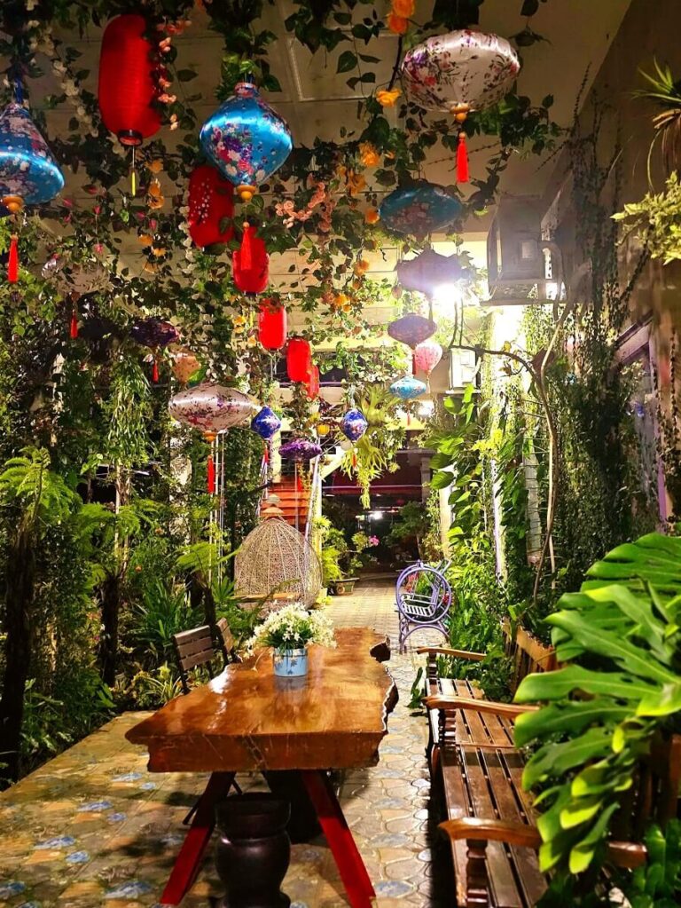 Không gian sân vườn lung linh về đêm tại Sala Ho Tram Homestay & Villa - thiết kế phong cách Đà Lạt.