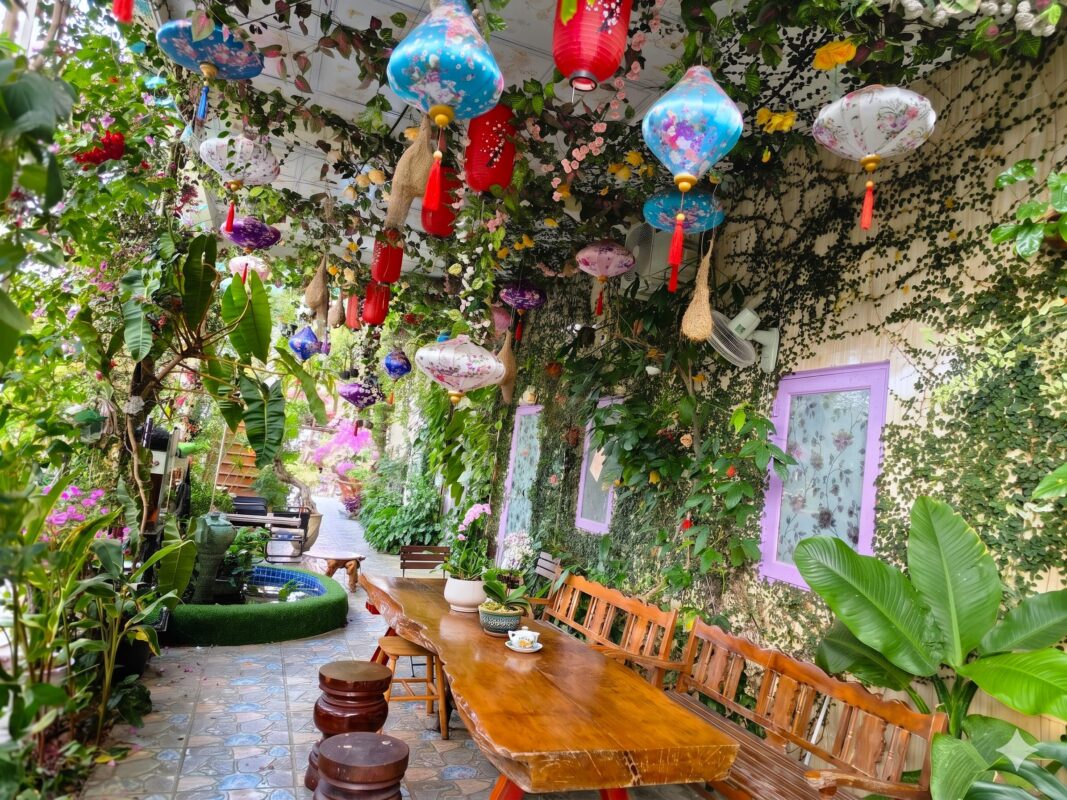 Sala Ho Tram Homestay & Villacó Bàn gỗ dài dưới giàn lồng đèn rực rỡ sắc màu được nhiều đoàn khách chọn chụp hình tại Hồ Tràm Vũng Tàu.