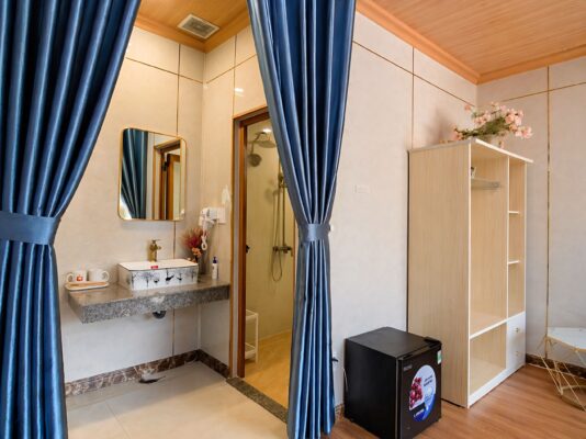 Không gian phòng nghỉ tiện nghi khép kín trang bị đầy đủ lavabo tủ lạnh nhỏ và nhà vệ sinh hiện đại tại Sala Ho Tram homestay Hồ Tràm Vũng Tàu.