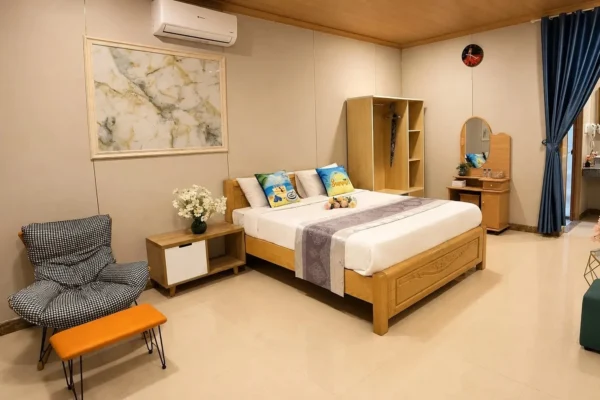 Phòng 1 giường đôi tại Sala Ho Tram Homestay & Villa Hồ Tràm với giường gỗ, không gian rộng rãi và đầy đủ tiện nghi, phù hợp cho cặp đôi hoặc khách nghỉ dưỡng.