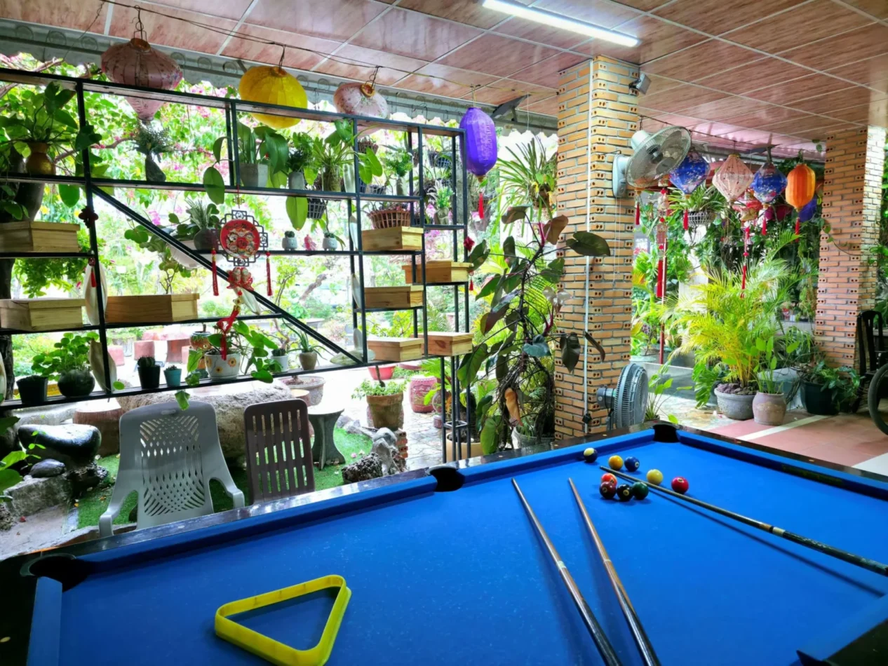 Khu giải trí với bàn bida tại Sala Ho Tram Homestay & Villa, tiện ích miễn phí dành cho khách lưu trú trong không gian xanh gần biển Hồ Tràm.