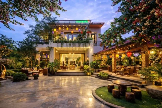 Mặt tiền Sala Ho Tram Homestay & Villa về đêm với khu vườn nhiệt đới, không gian nghỉ dưỡng yên tĩnh, gần biển Hồ Tràm và đối diện rừng tự nhiên.